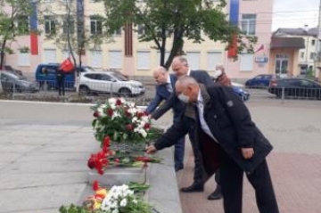 Представители адвокатуры Орловской области возложили цветы к монументу освободителям г. Орла от немецко-фашистских захватчиков.